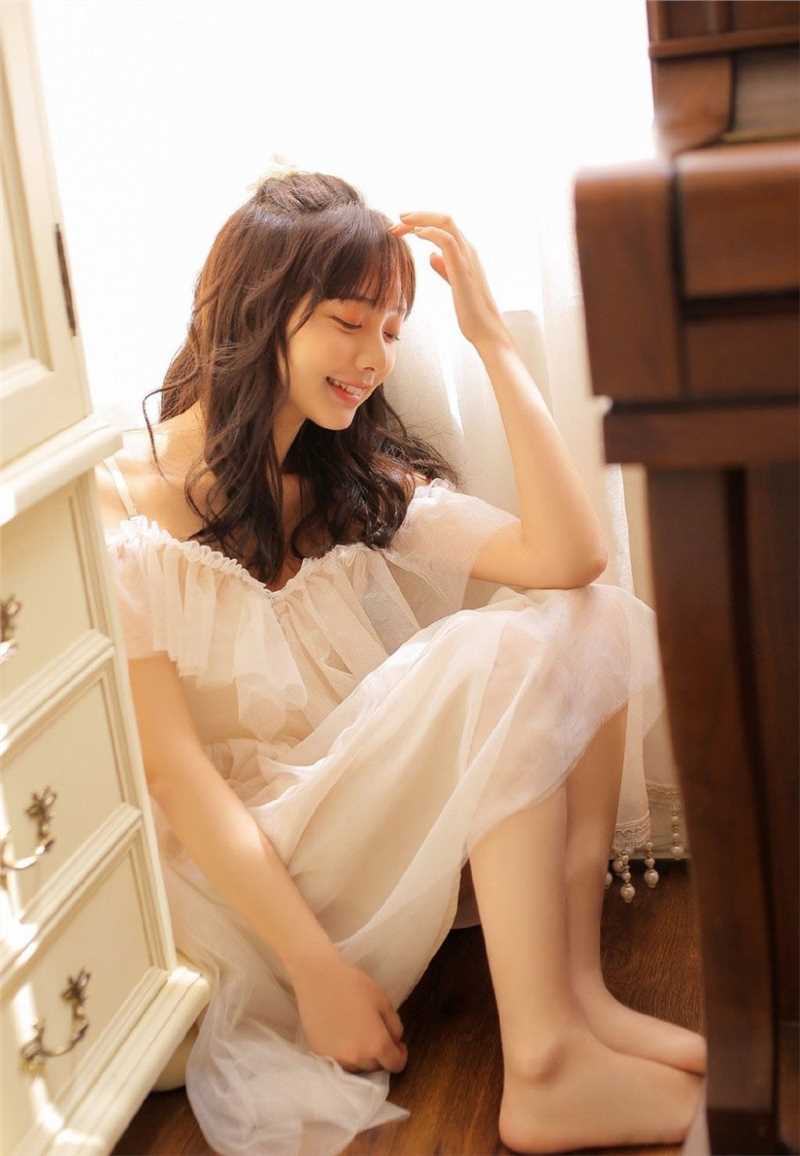 甜美女孩大长腿玉足白皙诱人