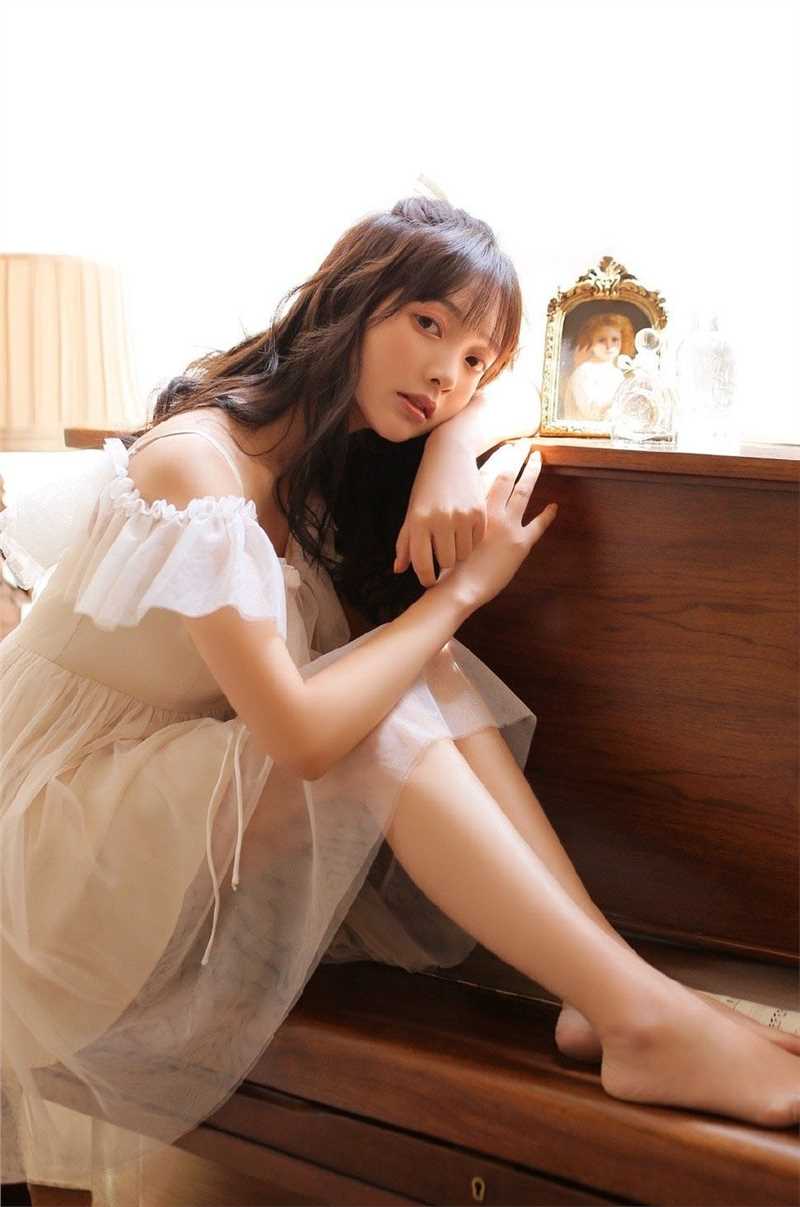 甜美女孩大长腿玉足白皙诱人