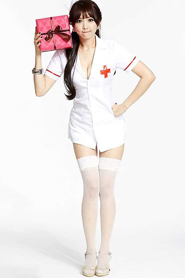 精选胸器外露的韩国宅男女神李恩慧护士装诱惑集图册
