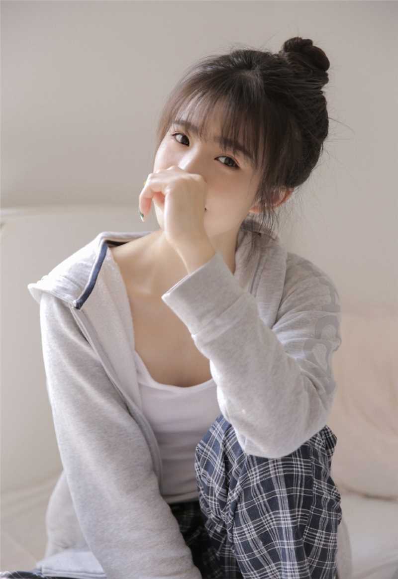 最新清纯软妹迷人桃花眼肌肤白皙壁纸