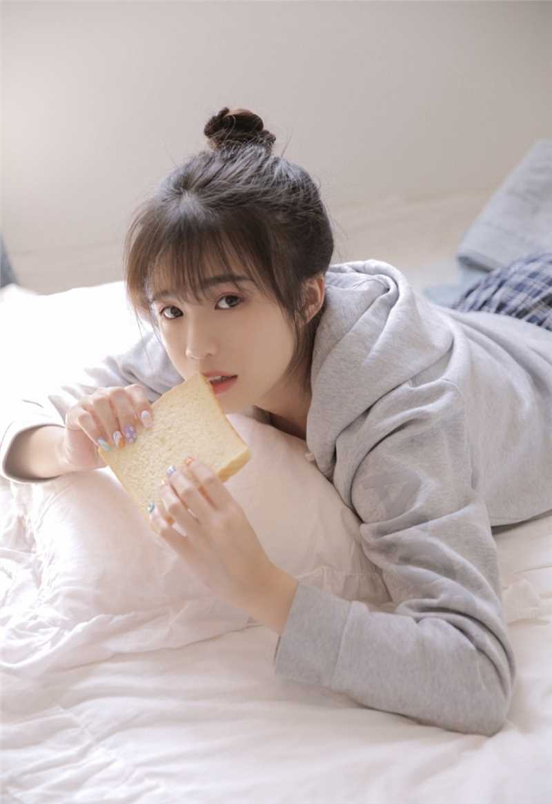 最新清纯软妹迷人桃花眼肌肤白皙壁纸