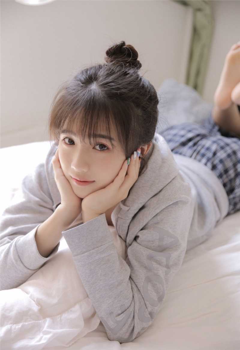 最新清纯软妹迷人桃花眼肌肤白皙壁纸