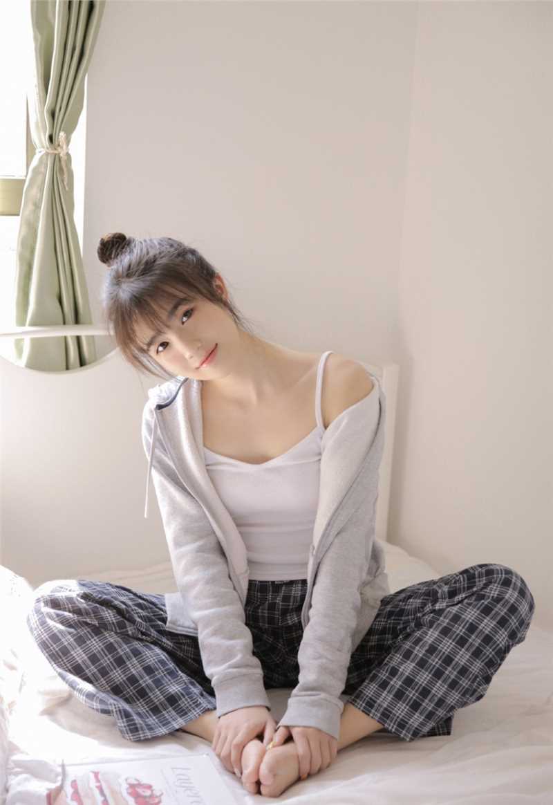 最新清纯软妹迷人桃花眼肌肤白皙壁纸