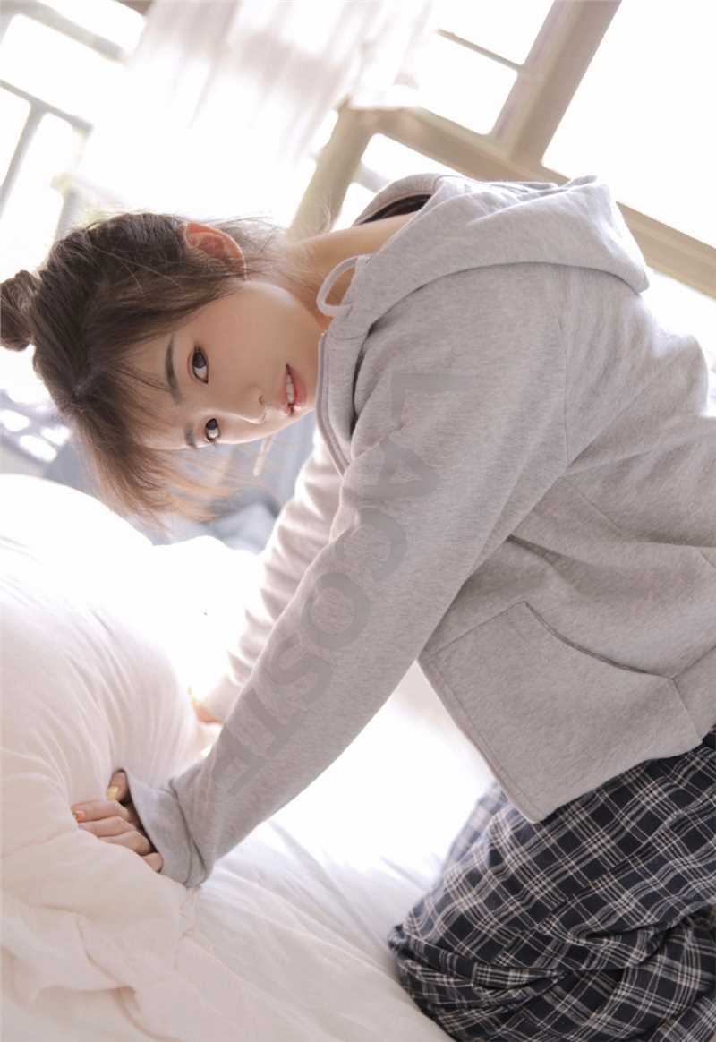 最新清纯软妹迷人桃花眼肌肤白皙壁纸