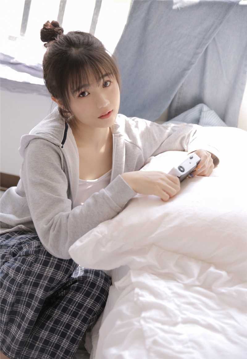 最新清纯软妹迷人桃花眼肌肤白皙壁纸