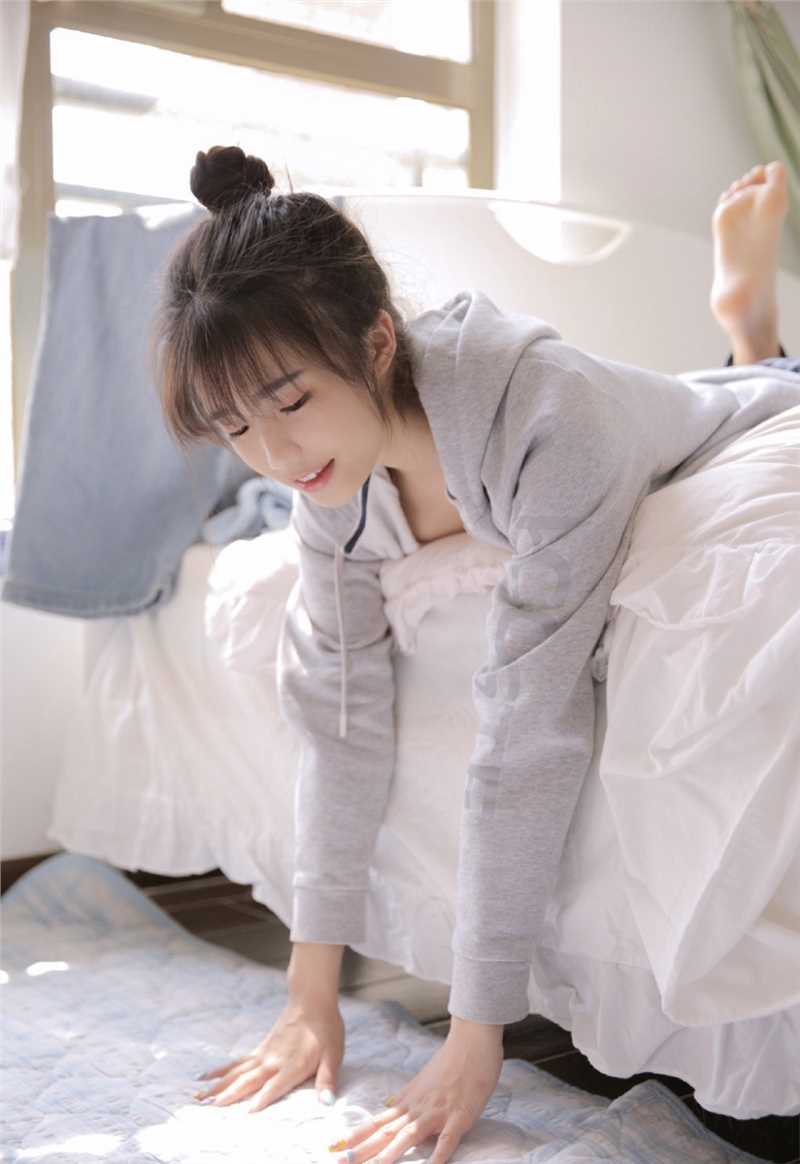 最新清纯软妹迷人桃花眼肌肤白皙壁纸