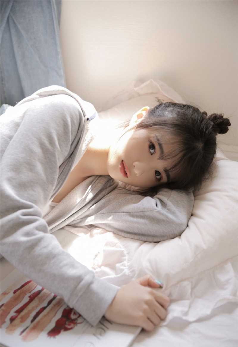 最新清纯软妹迷人桃花眼肌肤白皙壁纸