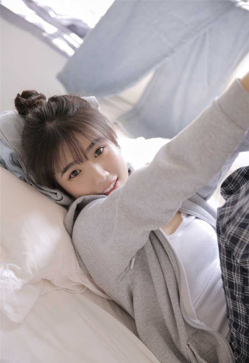 最新清纯软妹迷人桃花眼肌肤白皙壁纸