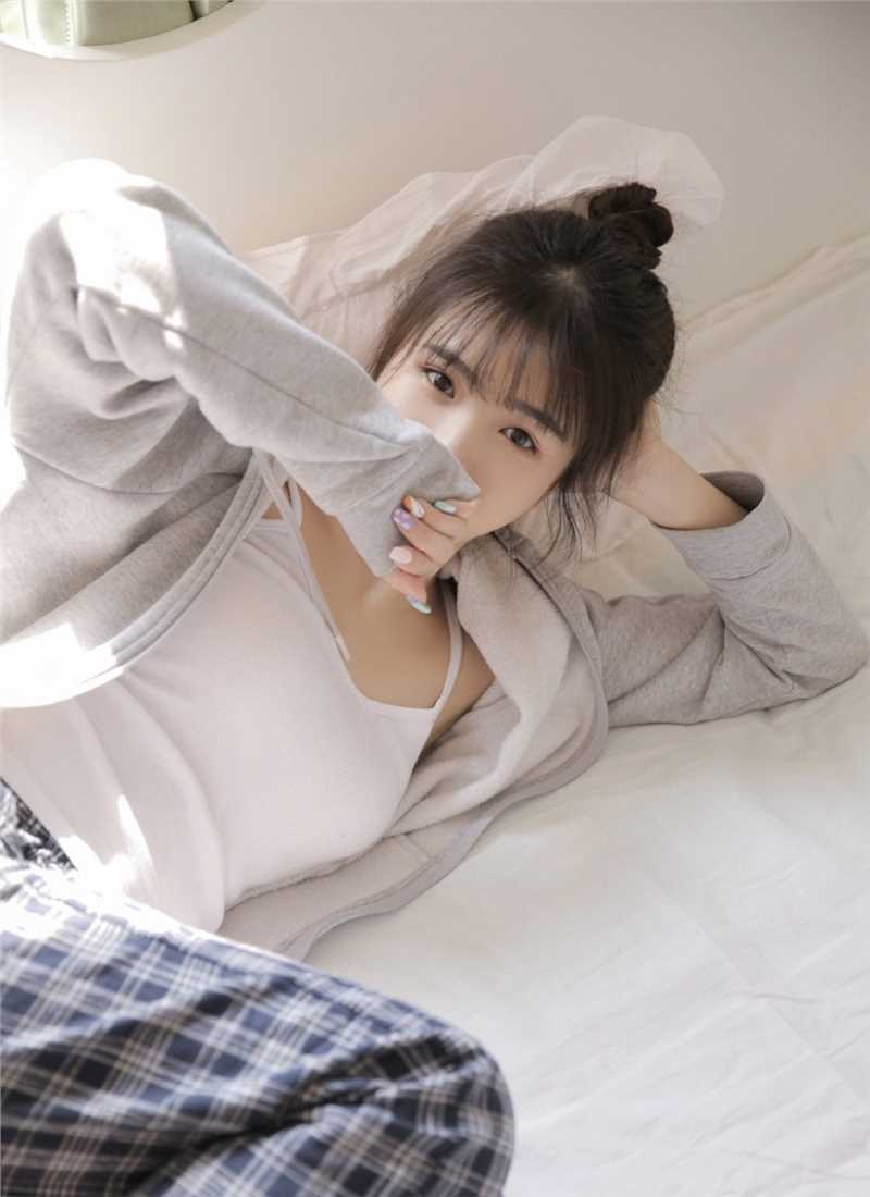 最新清纯软妹迷人桃花眼肌肤白皙壁纸