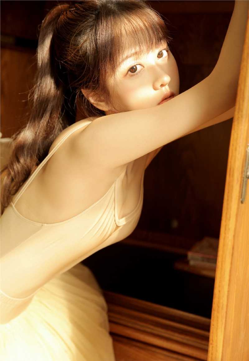 舞蹈美女光滑美背香肩诱惑图库