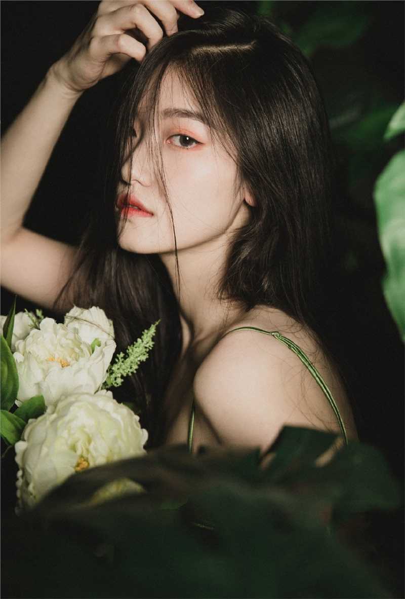 精选森系女孩黑长直发肤白貌美图片图册