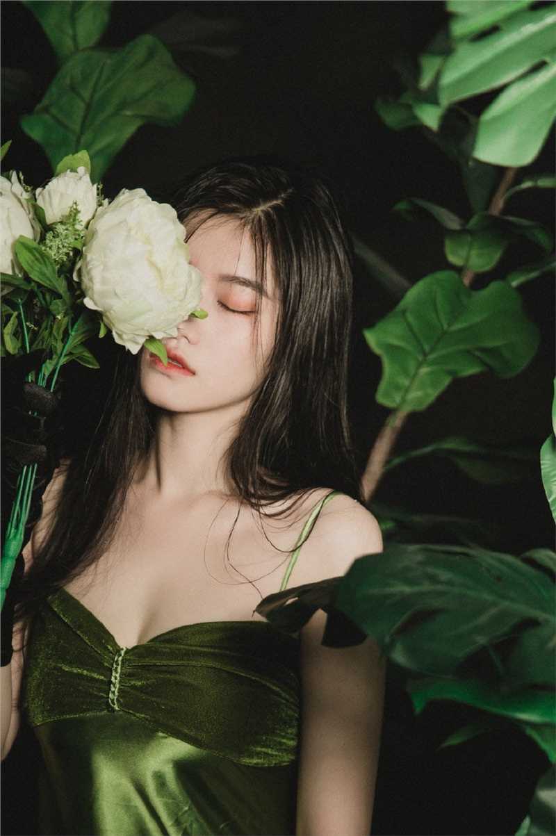 精选森系女孩黑长直发肤白貌美图片图册