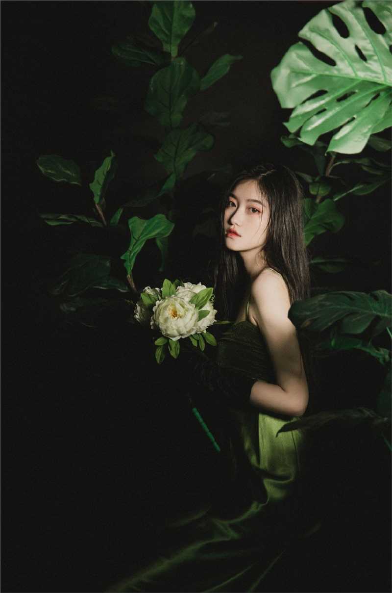 精选森系女孩黑长直发肤白貌美图片图册