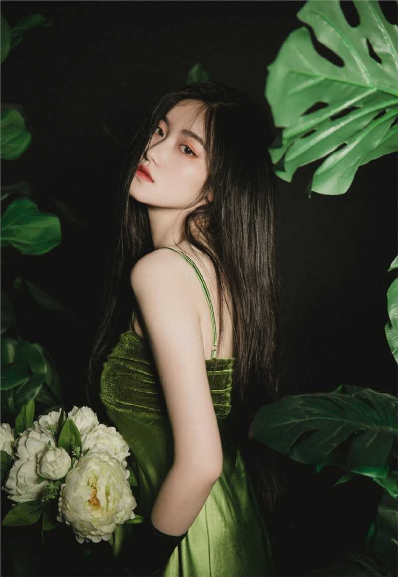 精选森系女孩黑长直发肤白貌美图片图册