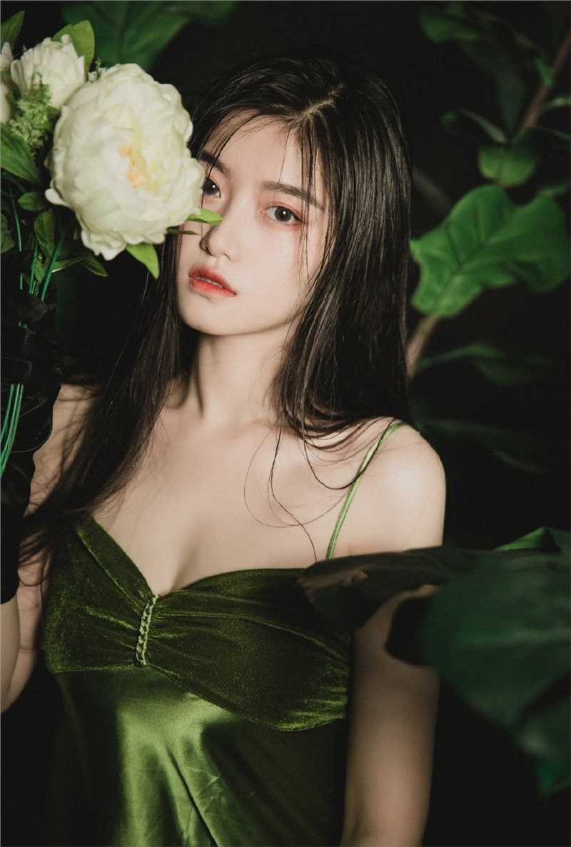 精选森系女孩黑长直发肤白貌美图片图册