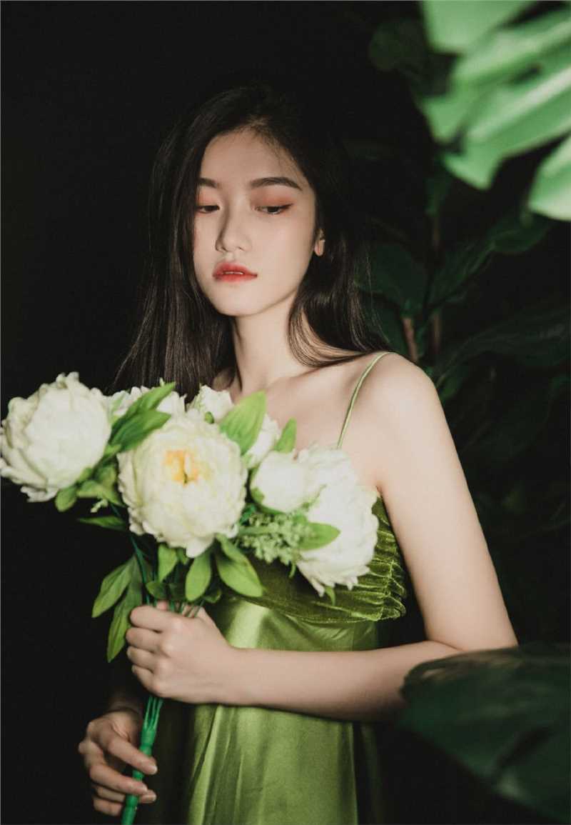 精选森系女孩黑长直发肤白貌美图片图册