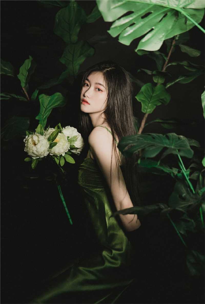 精选森系女孩黑长直发肤白貌美图片图册