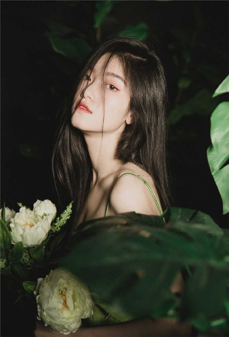 精选森系女孩黑长直发肤白貌美图片图册