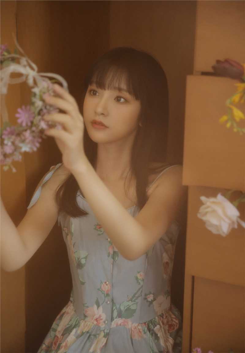 花房姑娘举止动人唯美艺术照