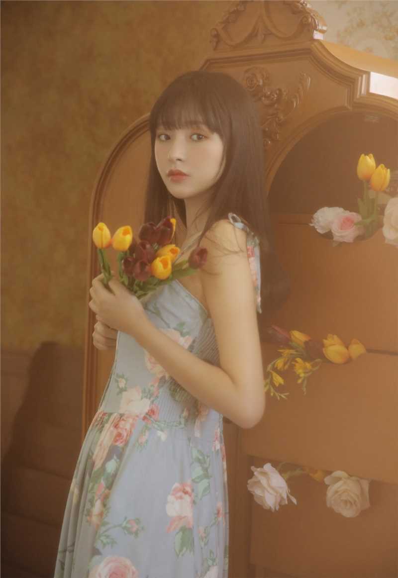 花房姑娘举止动人唯美艺术照