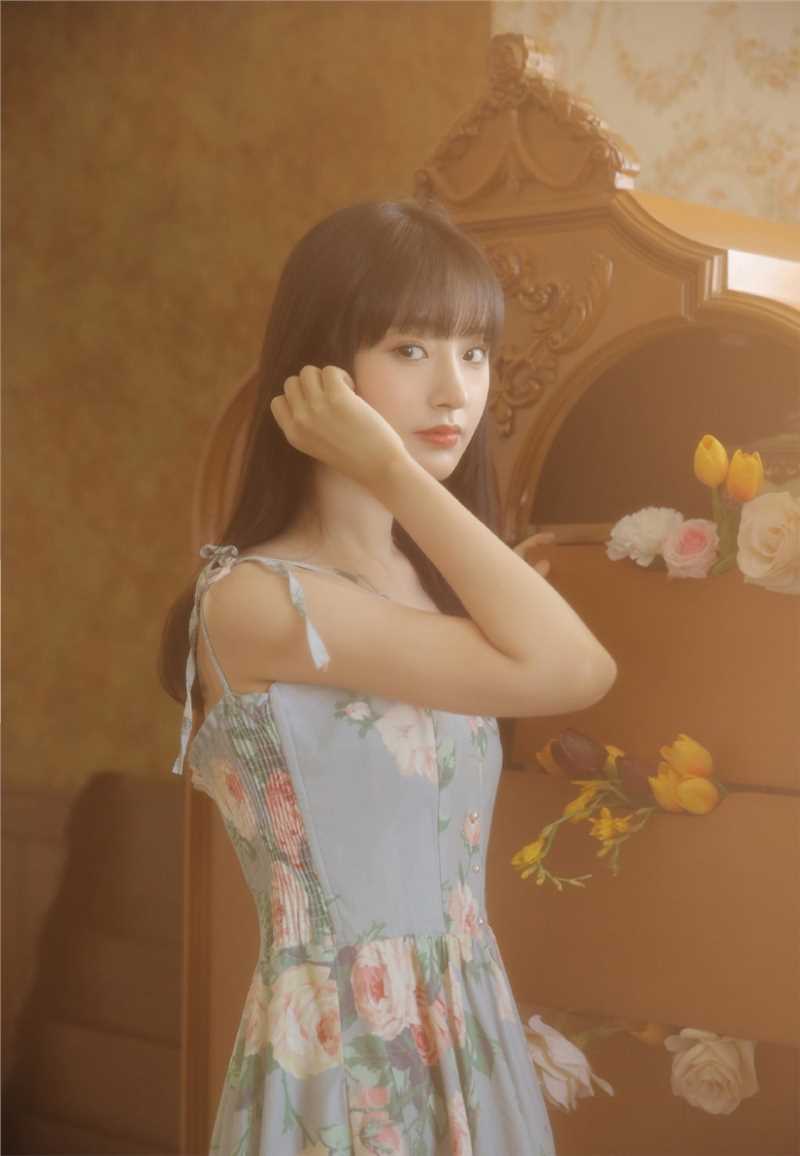 花房姑娘举止动人唯美艺术照