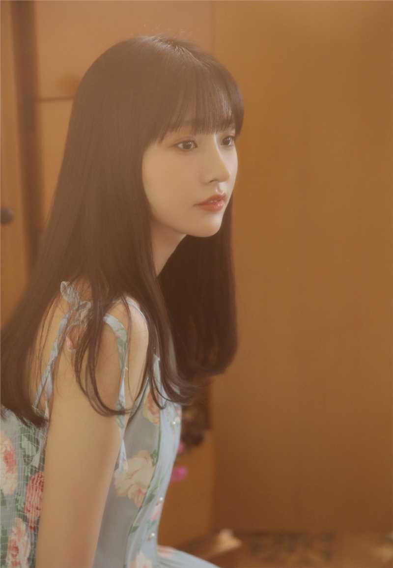 花房姑娘举止动人唯美艺术照