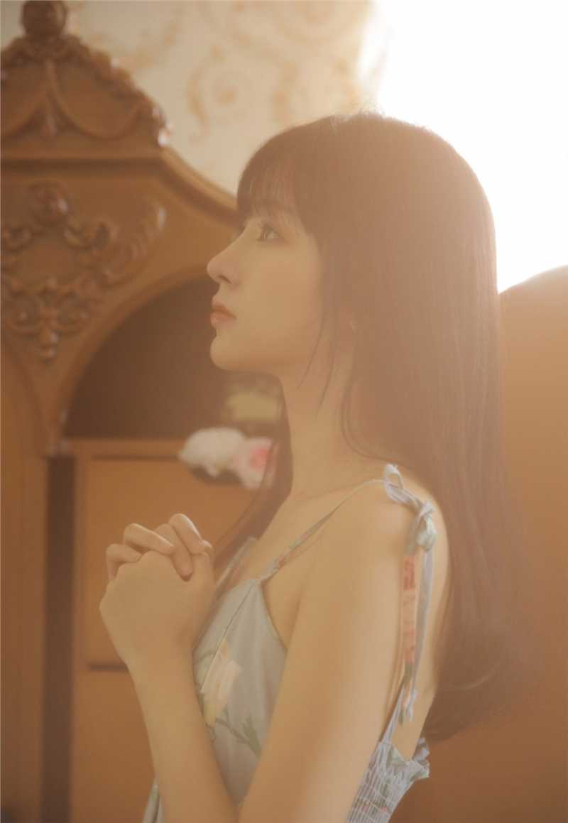 花房姑娘举止动人唯美艺术照