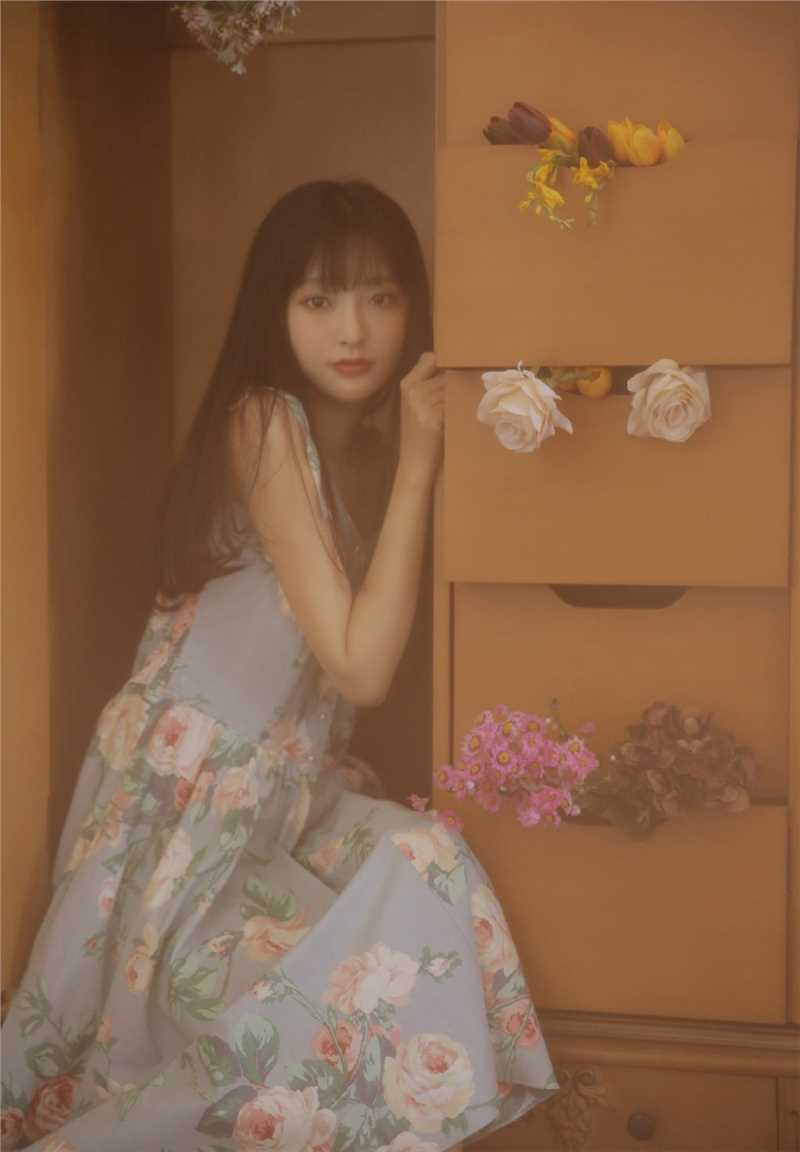 花房姑娘举止动人唯美艺术照