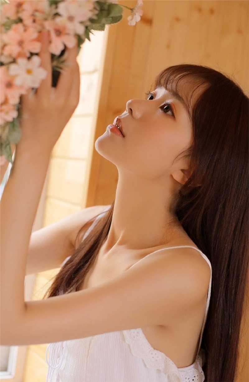 清纯美女吊带白裙香肩大长腿室内艺术照