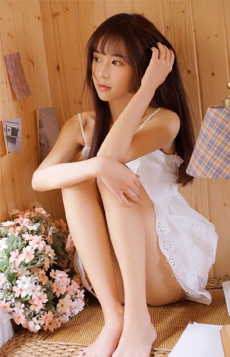 清纯美女吊带白裙香肩大长腿室内艺术照