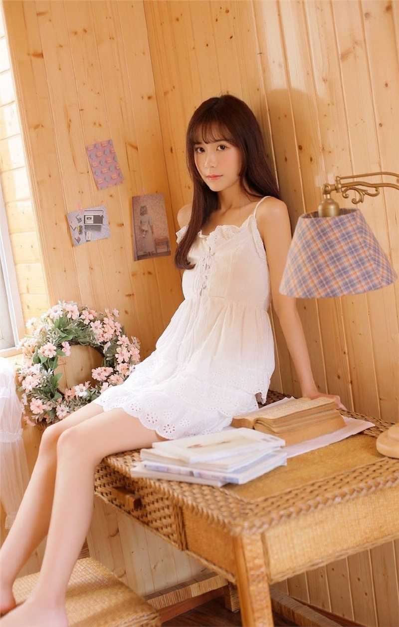 清纯美女吊带白裙香肩大长腿室内艺术照