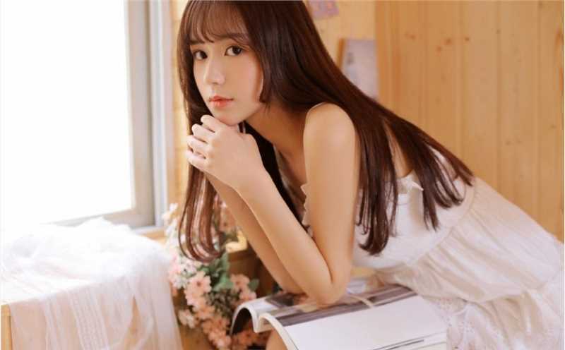 清纯美女吊带白裙香肩大长腿室内艺术照