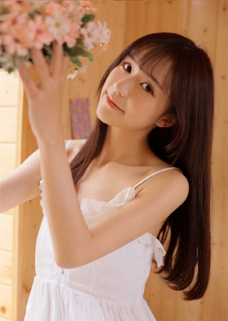 清纯美女吊带白裙香肩大长腿室内艺术照