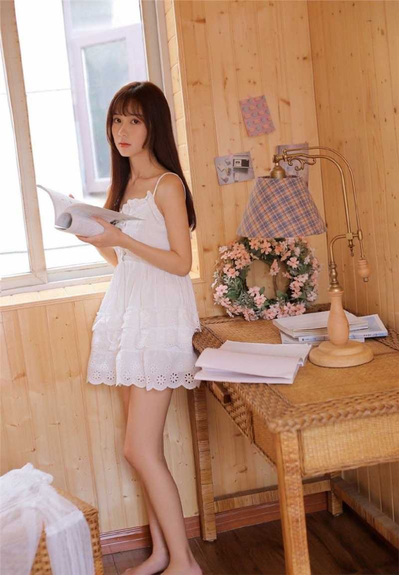 清纯美女吊带白裙香肩大长腿室内艺术照