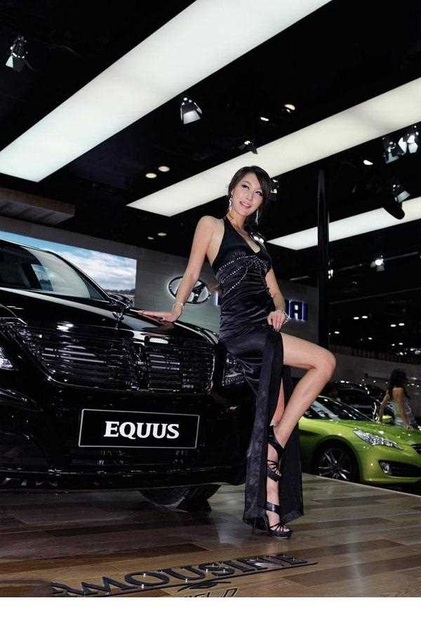 精选韩国靓影美臀车模黄仁知深v开叉长裙高跟大长腿图片图册