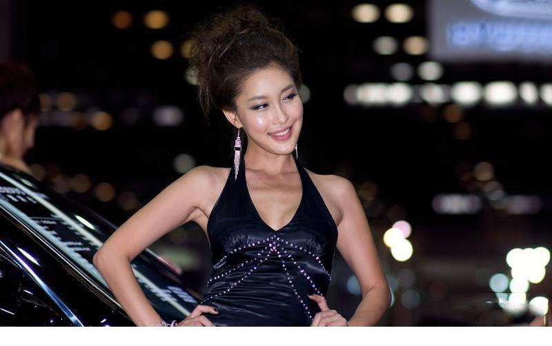 精选韩国靓影美臀车模黄仁知深v开叉长裙高跟大长腿图片图册