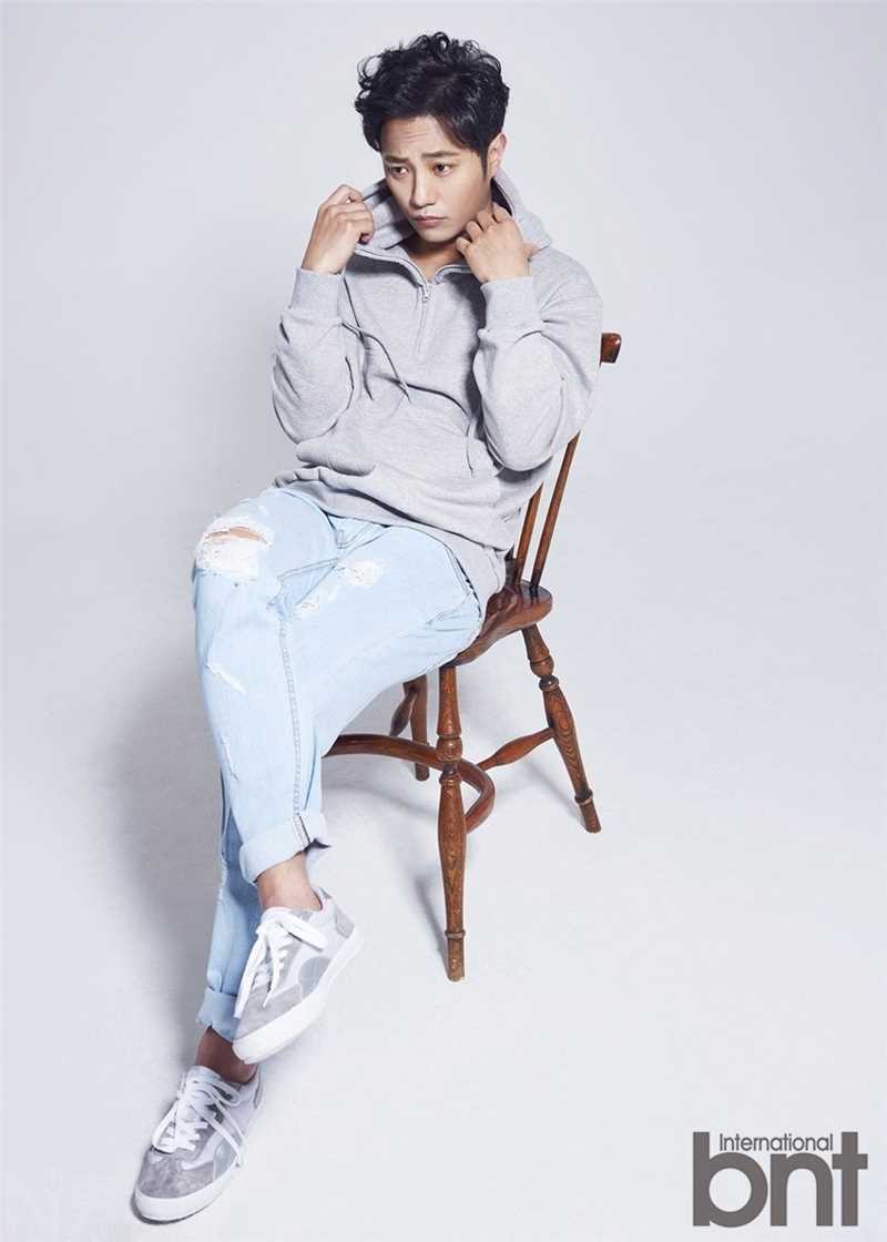 最全凭借太阳的后裔走红的韩国男演员晋久时尚壁纸