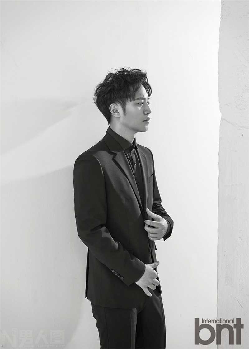 最全凭借太阳的后裔走红的韩国男演员晋久时尚壁纸