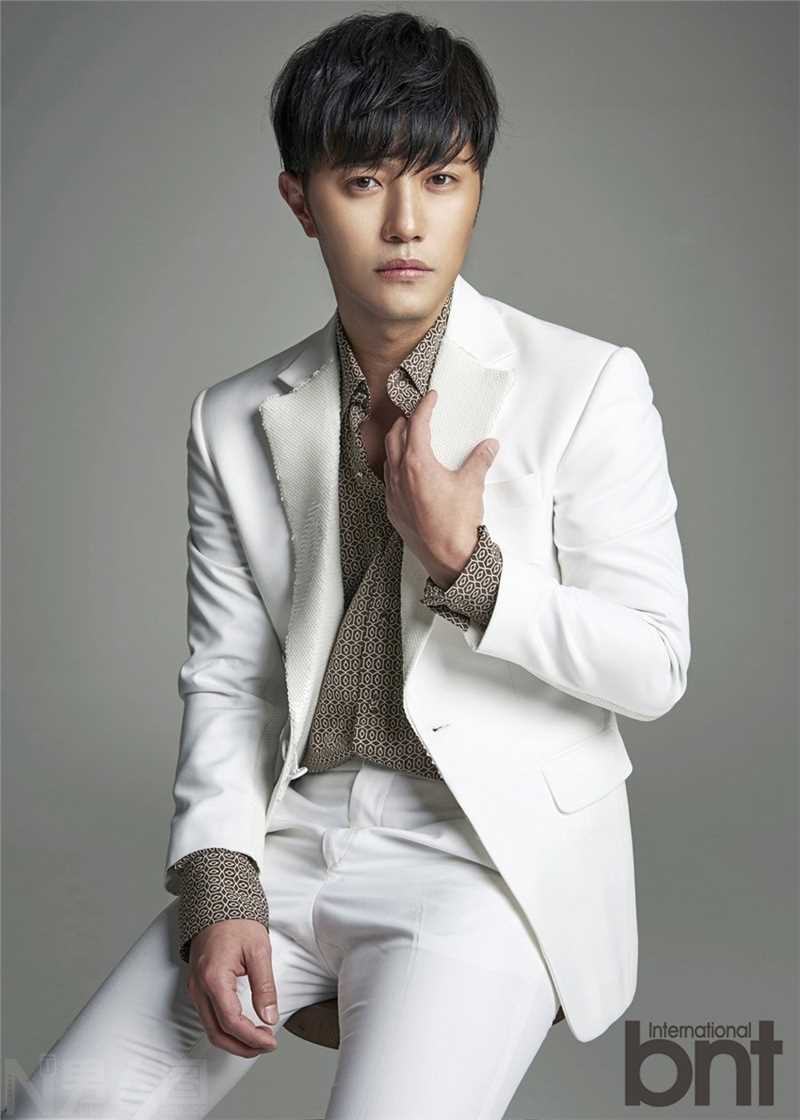 最全凭借太阳的后裔走红的韩国男演员晋久时尚壁纸