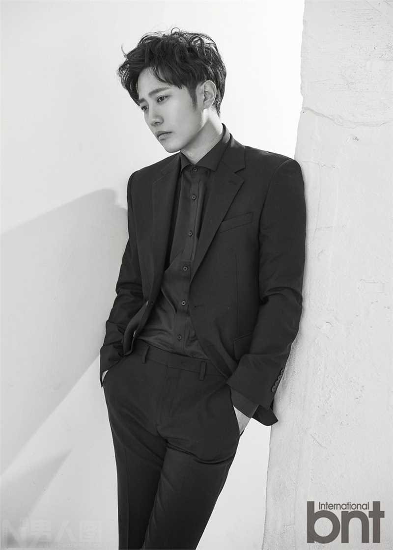 最全凭借太阳的后裔走红的韩国男演员晋久时尚壁纸