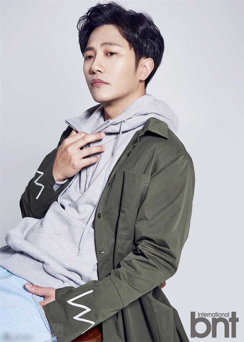 最全凭借太阳的后裔走红的韩国男演员晋久时尚壁纸