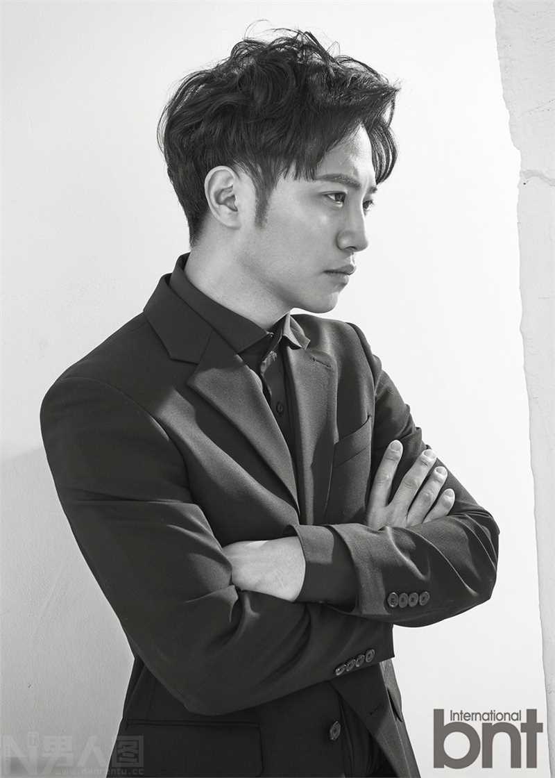 最全凭借太阳的后裔走红的韩国男演员晋久时尚壁纸