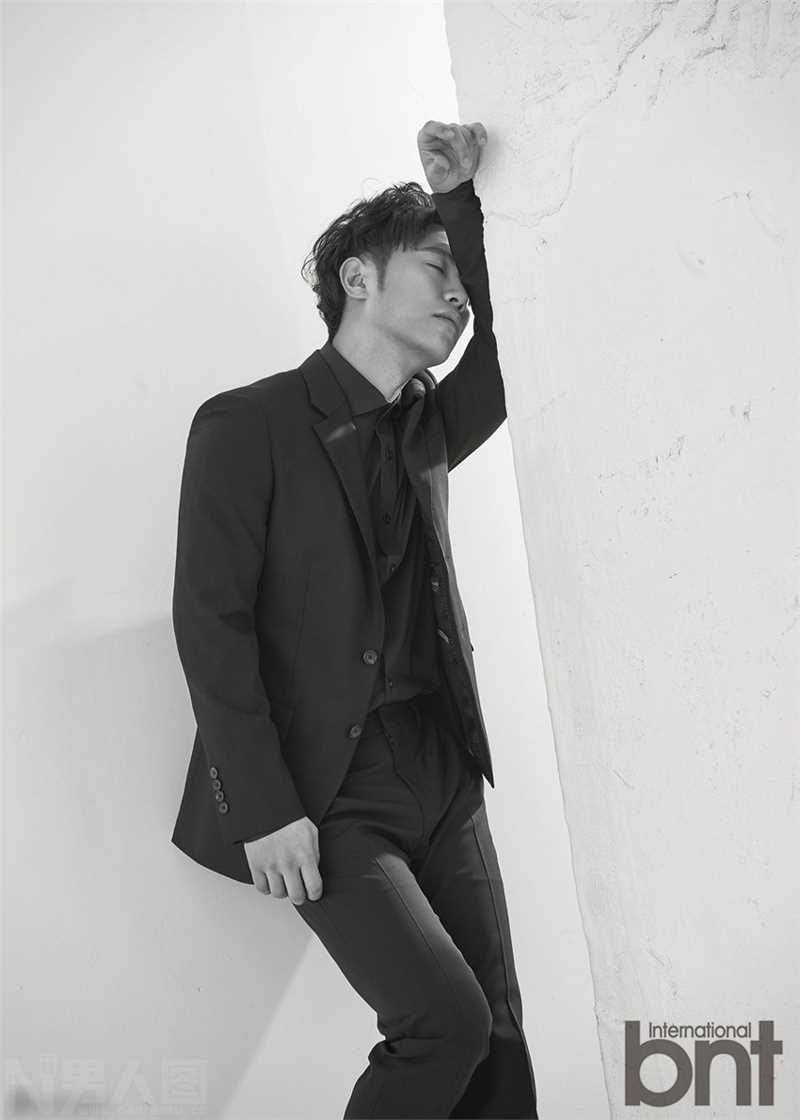 最全凭借太阳的后裔走红的韩国男演员晋久时尚壁纸