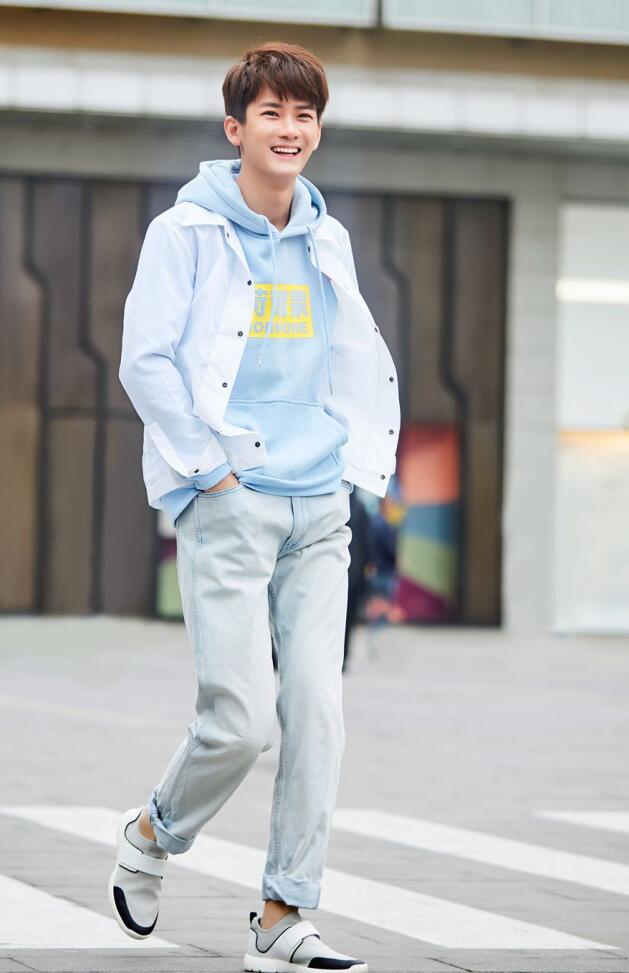 最新熊梓淇蓝色卫衣搭配白色外套活力十足时尚街拍壁纸