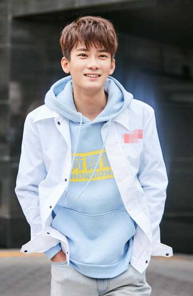 最新熊梓淇蓝色卫衣搭配白色外套活力十足时尚街拍壁纸