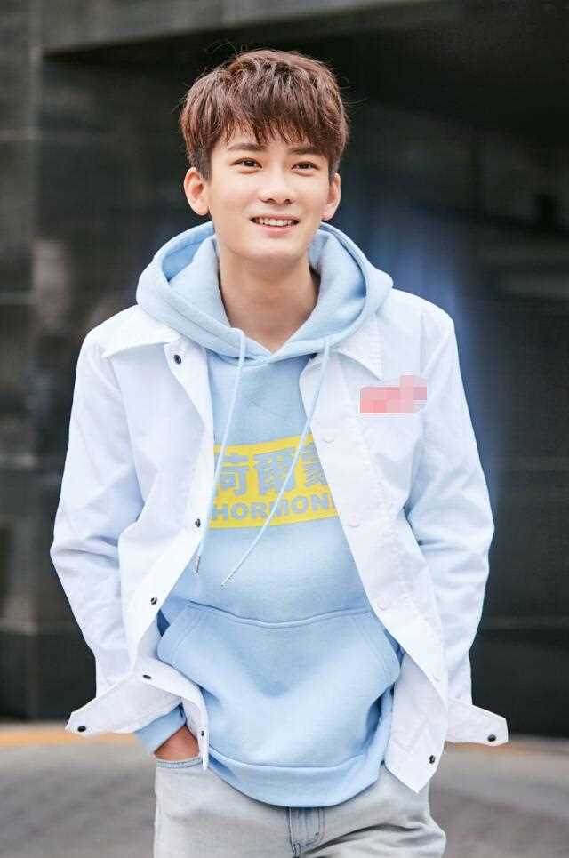 最新熊梓淇蓝色卫衣搭配白色外套活力十足时尚街拍壁纸