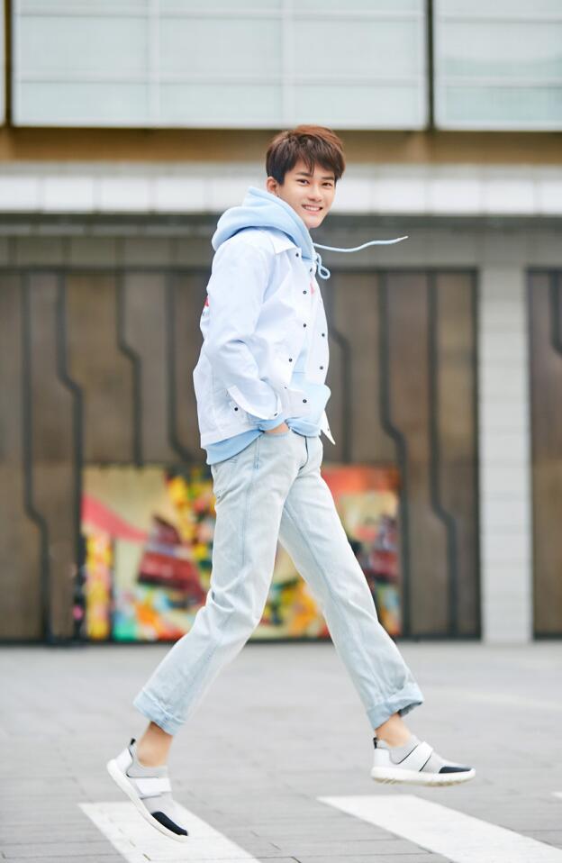 最新熊梓淇蓝色卫衣搭配白色外套活力十足时尚街拍壁纸