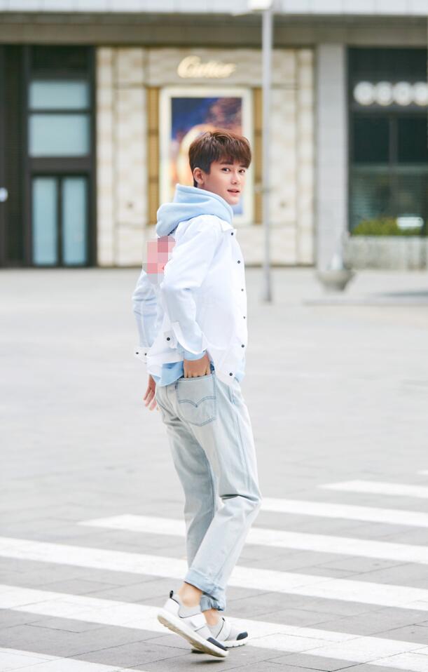 最新熊梓淇蓝色卫衣搭配白色外套活力十足时尚街拍壁纸