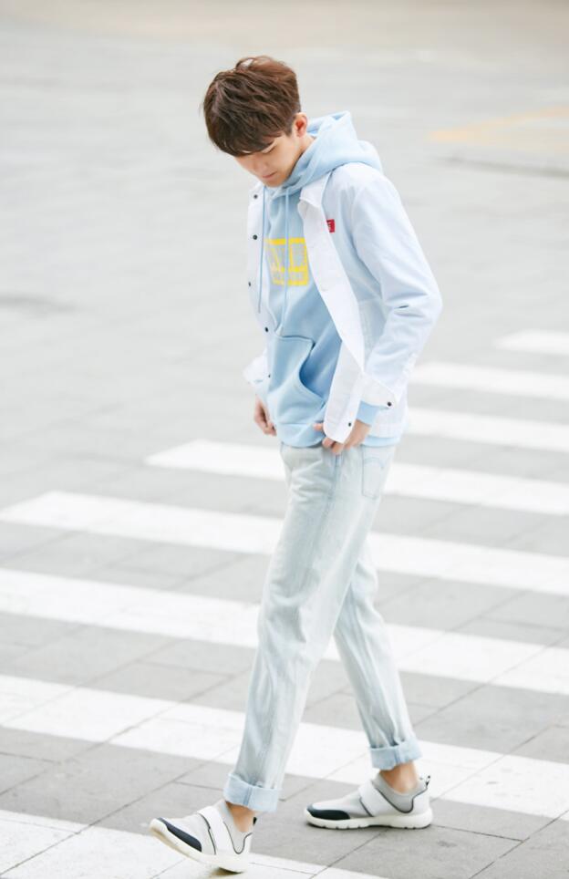 最新熊梓淇蓝色卫衣搭配白色外套活力十足时尚街拍壁纸