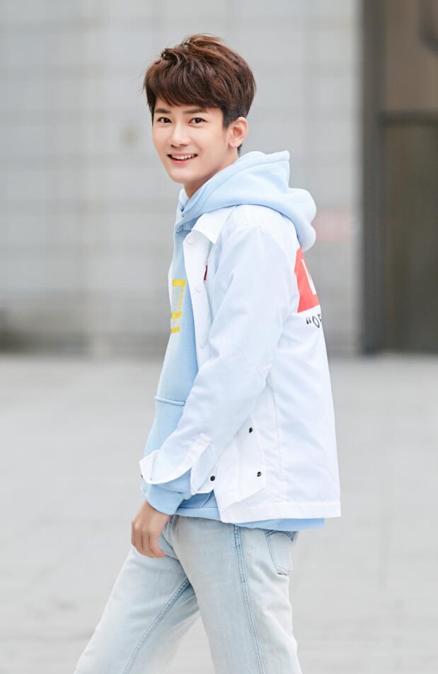 最新熊梓淇蓝色卫衣搭配白色外套活力十足时尚街拍壁纸